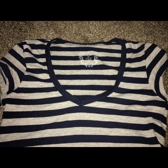 🌼•V-NECK STRIPED TEE•🌼 - Picture 4 of 4